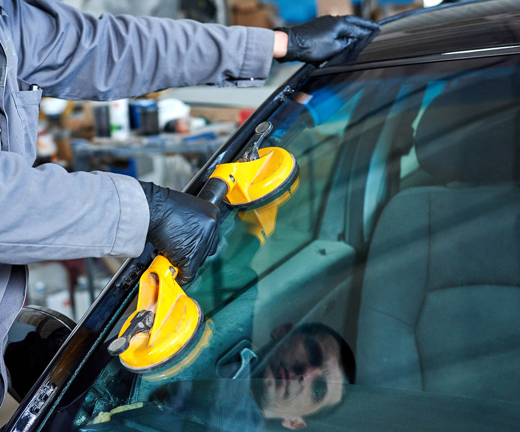 Signs That You Need an Auto Glass Replacement